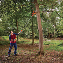 Charger l'image dans la galerie, BLACK+DECKER BECSP601 10 in. 8 Amp 2-in-1 Electric Corded Pole Chainsaw