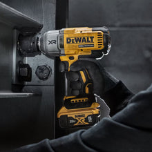 Charger l'image dans la galerie, DEWALT 20V MAX XR 1/2 In. High Torque Impact Wrench Kit - Refurbished with Dewalt Warranty