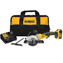 Charger l'image dans la galerie, DEWALT Kit de scie circulaire compacte sans fil et sans balais au lithium-ion 20 V MAX ATOMIC de 4 1/2 pouces avec batterie de 5 Ah - Remis à neuf avec la garantie Dewalt - DCS571P1