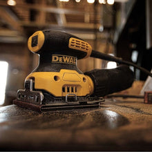 Charger l'image dans la galerie, Ponceuse à main DEWALT DWE6411K, 1/4 feuille - Reconditionnée avec garantie Dewalt