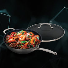 Charger l&#39;image dans la galerie, CUISINART 77IEL26-30HNSCC 12&quot; POÊLE À SAUTER/WOK EN ACIER INOXYDABLE ANTIADHÉSIF Éternel AVEC COUVERCLE
