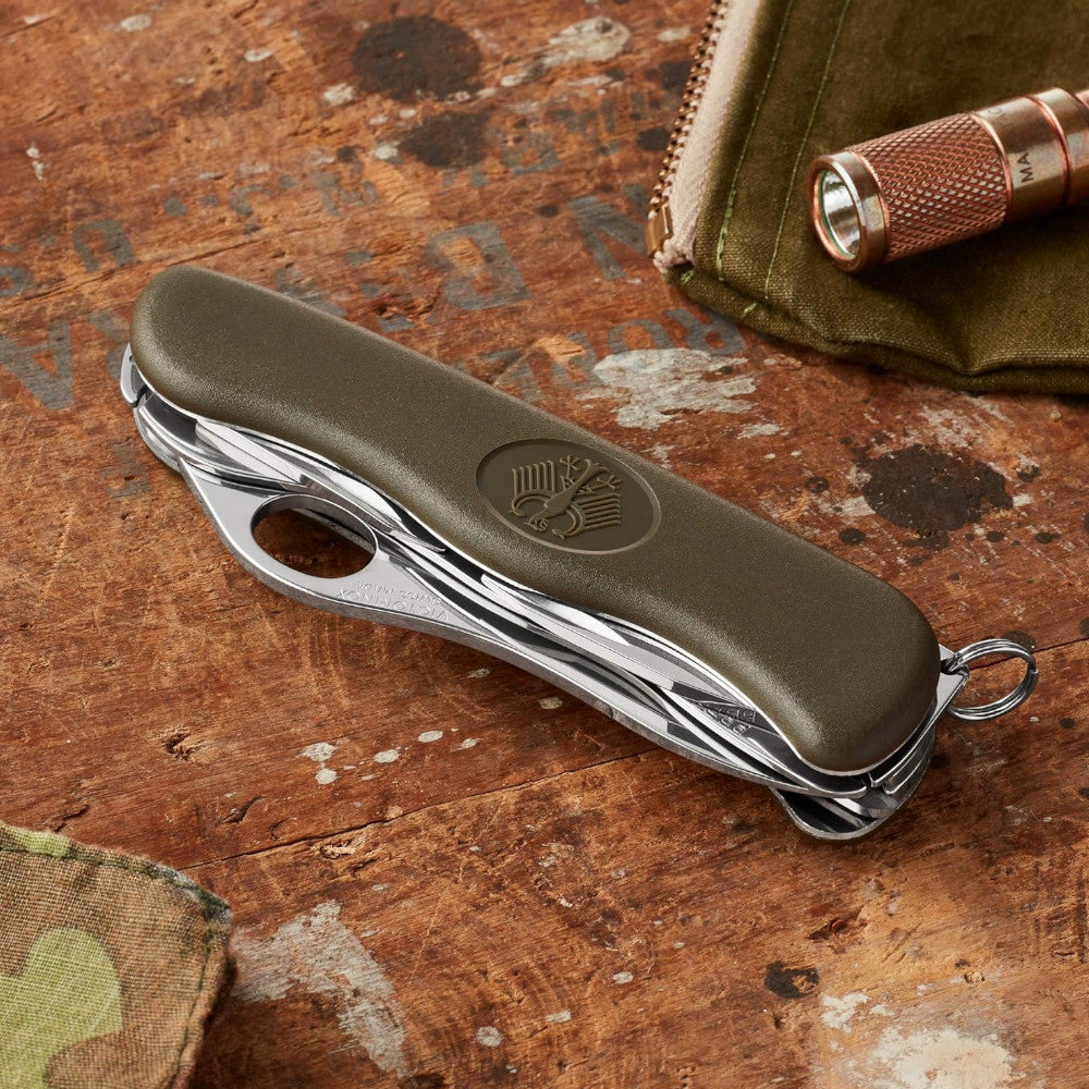 Couteau de poche multi-outils Trekker à une main de l'armée suisse VICTORINOX - 8461.MW4DE-X1