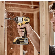 Charger l&#39;image dans la galerie, DEWALT Kit de visseuse à percussion sans fil 20 V MAX* 1/4 po - Remis à neuf avec garantie Dewalt - DCF840C2

