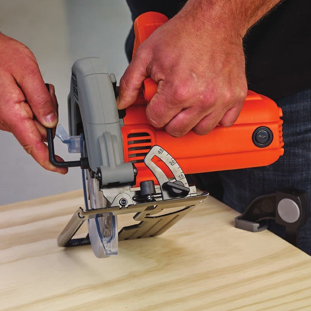 Scie circulaire filaire BLACK+DECKER de 13 A - BDECS200C